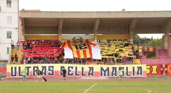 Sciarpe giallorosse alzate in tribuna durante la partita