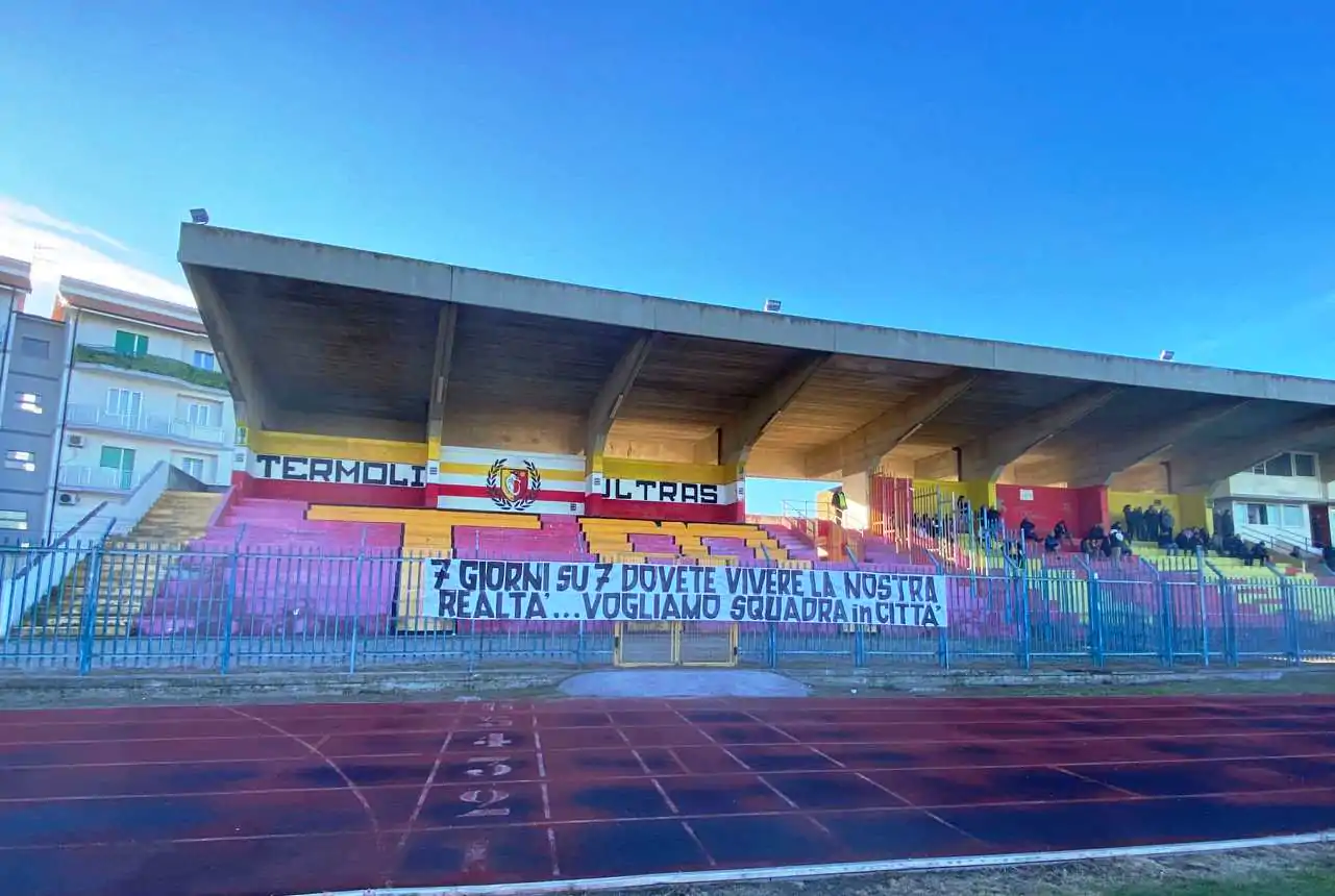 Tribuna coperta dello stadio Gino Cannarsa con la pista atletica