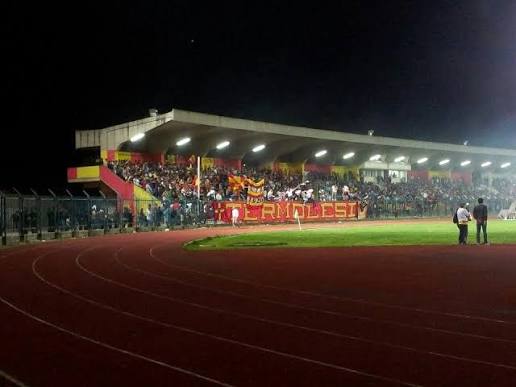 Lo stadio Gino Cannarsa illuminato di sera sotto le luci artificiali